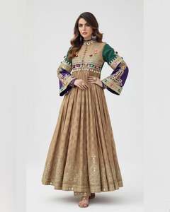Robe longue élégante rouge et verte en mousseline, faite main avec broderie dorée et travail miroir, style vintage, matériaux recyclés, pour mariage - Product Image 1