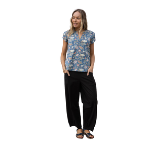 Camisa estampada para mujer, elegante blusa con botones y estampado moderno y a la moda. - Product Image 1