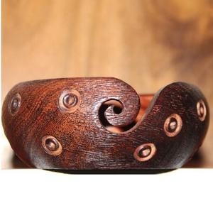 ถ้วยไม้สำหรับใส่ไหมพรมที่ช่วยให้ไหมพรมหมุนได้อย่างราบรื่น ไม่เกี่ยวขัด ป้อนไหมพรมได้สะอาด และมีฐานที่มั่นคงสำหรับงานฝีมือประจำวัน - Product Image 4