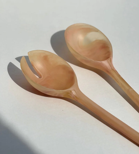 Ensemble de couverts à salade en résine à motif tourbillonnant, cuillère et fourchette de service faits à la main - Product Image 2