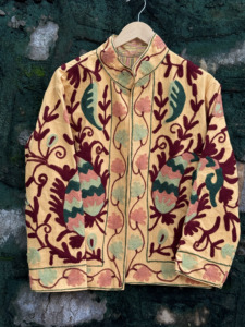 เสื้อแจ็คเก็ตซูซานีลายมัสตาร์ดแบบดั้งเดิมสำหรับผู้หญิง งานปักลายดอกไม้สไตล์โบโฮ ทำมือ ขายส่งสำหรับร้านบูติกและส่งออก - Product Image 1