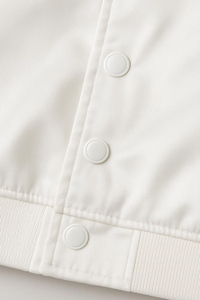 Chaqueta bomber Varsity de satén blanco para hombre, con botones en la parte delantera, estampado de letras, cuello alto, estilo casual. - Product Image 5