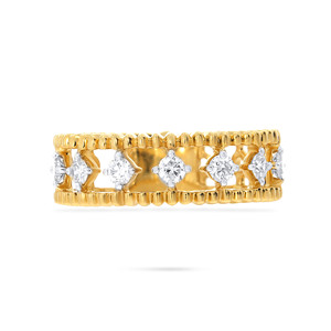 Bague exquise en or jaune 14 carats, ornée d'un éblouissant assortiment de diamants ronds dans un sillage ajouré orné. - Product Image 3