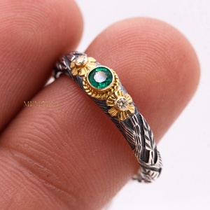 แหวนเงินแท้ 925 ชุบทอง ประดับมรกตธรรมชาติทรงกลม ลายดอกไม้ รุ่น Memoria Jewels ขายส่ง - Product Image 2