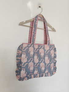 Sac à bandoulière matelassé pour ordinateur portable Shree Balajee modèle T-1 à imprimé tigre avec volants, fabriqué en Inde pour femmes - Product Image 3