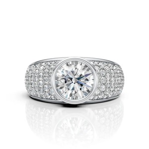 Anillo llamativo de moissanita de talla brillante redonda en plata 925 con baño de rodio, joyería de lujo audaz para hombre con engaste de canal. - Product Image 2