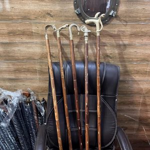 Bastones de Madera Natural Ecológicos con Mango de Latón Pulido, Estilo Rústico Moderno, Ideales para Regalo - Product Image 1