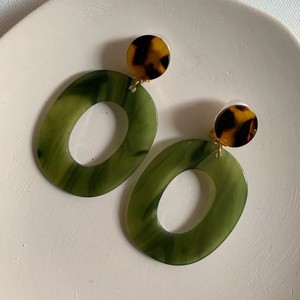 Pendientes de Resina Hechos a Mano, Joyería Moderna de Resina, Pendientes de Resina Ovalados, Pendientes Colgantes Verdes, Pendientes de Resina de Diseño - Product Image 1