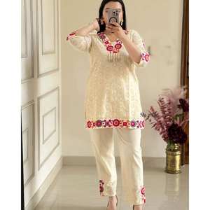 Conjunto de Dos Piezas para Mujer de Diseñador, Top y Pantalón con Bordado - Product Image 5