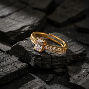 Anillo de compromiso de moissanita con corte princesa cultivada en laboratorio, chapado en oro rosa sobre plata 925, banda solitaria de cuatro puntas con piedras laterales, regalo para - Product Image 3