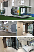 Capsule spatiale modulaire pour stations balnéaires avec fenêtres panoramiques et design surélevé