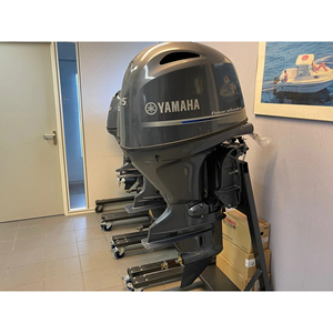 Système moteur hors-bord marin Yamaha 115 CV professionnel, conçu pour une haute efficacité et une navigation en eau longue distance fiable. - Product Image 4