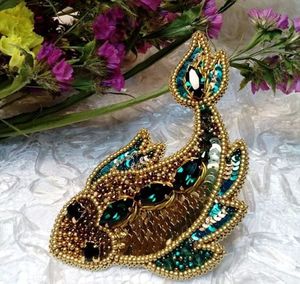 Broche de Lujo Hecho a Mano con Cuentas Bordadas, Accesorio Decorativo para Mujeres y Niñas - Product Image 2