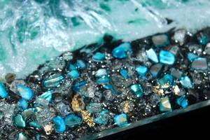 Bandeja Decorativa Grande Pintada a Mano TIMELESS CRAFT HANDMADE, con Asas de Cristal Dorado y Diseño de Geoda Turquesa - Product Image 5