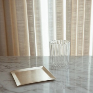 Plateau carré en fer plaqué argent fait main avec bord structuré pour servir des aliments, des boissons, des collations, des desserts et pour la restauration - Product Image 3