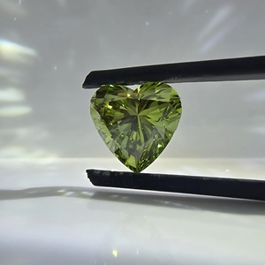 Diamant de laboratoire vert vif fantaisie taille brillant cœur 2,3 carats VVS2 certifié IGI, diamant non monté - Product Image 1