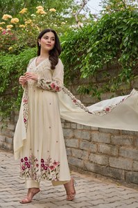 Ensemble Kurti élégant en viscose pure et soie Chanderi brodée avec dupatta lourd – Collection pour occasions festives et soirées - Product Image 4
