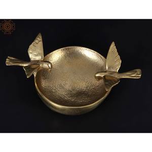 Bol en laiton fait à la main de 9 pouces avec des oiseaux pour la décoration intérieure et les cadeaux Article fabriqué en Inde - Product Image 1