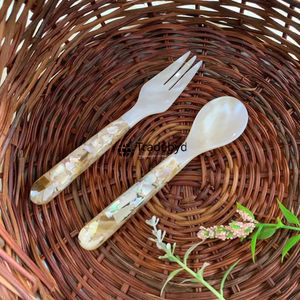 Cuillère de service artisanale en nacre incrustée par Tradebyd - Product Image 6