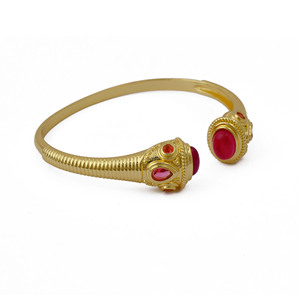 Brazalete Ajustable con Gema de Granate, Brazalete Texturizado Chapado en Oro de 18k, Joyería de Estilo Neo Antiguo - Product Image 2