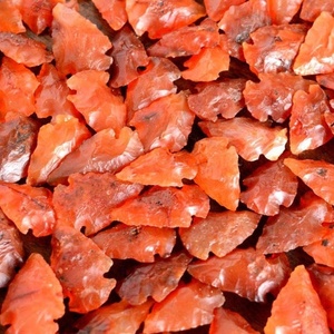 Piedra de punta de flecha grabada cornalina pulida al por mayor, un cristal curativo único para el amor, la confianza y la energía positiva - Product Image 1