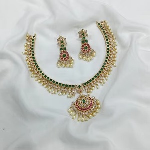 Conjunto de collar chapado en oro con incrustaciones de rubíes y esmeraldas al estilo tradicional afgano Kuchi Guttapusalu - Product Image 3
