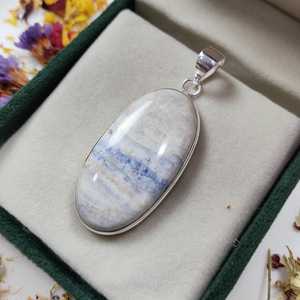 Pendentif ovale en schéelite vintage fait main NIKHIL GEMS, serti en argent sterling 925, certifié par un tiers - Product Image 6
