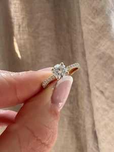 Bague de promesse solitaire en or massif 14 carats avec diamant de laboratoire, demi-pavé et bandes accentuées, prix d'usine, fabrication en gros - Product Image 6