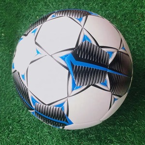 Ballon de football de qualité professionnelle avec surface souple et performances excellentes sur tous les terrains - Product Image 5