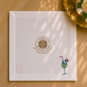 Mantel de Lino Bordado a Mano con Diseño Clásico de Martini - Diseño Moderno y Lujoso para Fiestas de Cócteles, Bodas y Eventos - Product Image 1