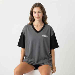 Camiseta Oversize de Mujer con Bloques de Color Gris y Negro, Cuello en V, Manga Corta, Ajuste Holgado, Estampado de Jersey y Logo - Product Image 4