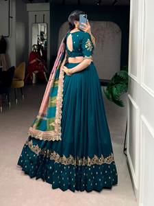 Lehenga Choli élégant en soie Vichitra avec de riches sequins et broderies en fil. - Product Image 3