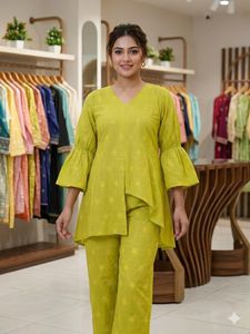 Vêtements ethniques prêts-à-porter pour femmes, tenues de créateurs en gros, ensemble haut et pantalon en coton vert avec de belles broderies - Product Image 1