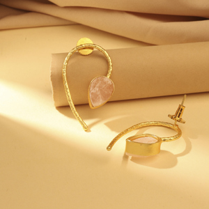 Boucles d'oreilles pendantes en laiton plaqué or avec quartz rose, bijoux élégants faits à la main pour femmes - Product Image 2