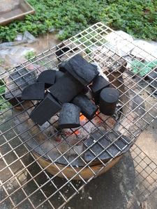Charbon de bois naturel en bois dur biochar du Vietnam - Respectueux de l'environnement 3-4 heures de combustion Prêt pour le barbecue Faible teneur en cendres - Product Image 4