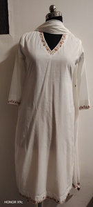 Robe de nuit longue blanche brodée à col en V pour femme, avec écharpe, tenue d'intérieur - Product Image 1