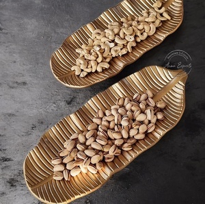 Bols de noix élégants en forme de feuille d'or parfaits pour servir des noix de cajou, des pistaches ou des collations Design élégant et fonctionnel - Product Image 1