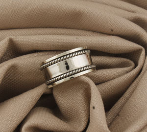 Anillo de banda texturizado de plata de ley 925 con engaste de bisel y puntos, minimalista, con cuentas, apilable, con textura Milgrain, para mujer, ideal para fiestas. - Product Image 1