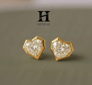 Boucles d'oreilles modernes à sertir en forme de cœur avec diamants de laboratoire, or jaune 14 carats, diamants de laboratoire taille cœur VVS EF, boucles d'oreilles géométriques - Product Image 1
