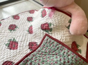 Couette faite à la main avec motif d'appliqué de roses rouges, rembourrage en coton, utilisation toute saison, style classique - Product Image 3