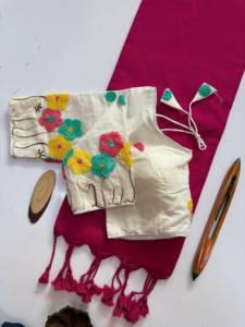 Sari de Algodón Khadi Hecho a Mano por Diseñadores con Blusa de Algodón con Bordado Completamente Cosido - Product Image 1