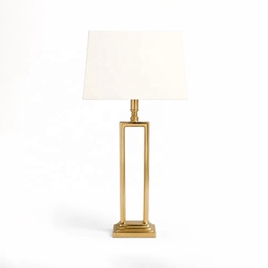 Lámpara de Mesa Metálica Monarch Frame con Pantalla Rectangular de Lino, Acabado en Latón Antiguo, Base Resistente, Iluminación Ambiental Cálida - Product Image 2