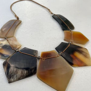 Collar de Cuerno Hecho a Mano de Lujo, Elaborado con Precisión, Ideal para Exhibiciones de Joyería de Alta Gama y Colecciones de Accesorios de Moda - Product Image 1