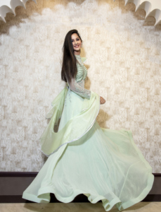 Robe de soirée élégante à col montant, coupe Empire, avec manches pétales, ornée de perles, en Georgette, longueur ras du sol, traîne balayante, couleur unie - Product Image 3