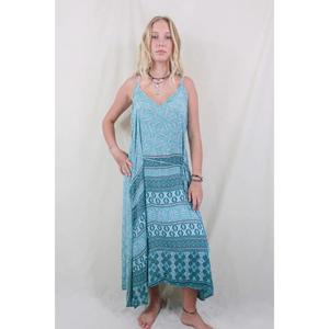 Robe longue d'été pour femme, bleue imprimée, 100% lin, écologique, sans manches, style bohème, coupe ample, ourlet portefeuille, idéale pour la plage - Product Image 1