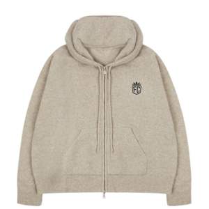 Sudadera con Capucha Beige de Punto con Cierre y Emblema, Sudadera Cómoda y Elegante para Hombre y Mujer, Perfecta para el Uso Diario y Casual - Product Image 1