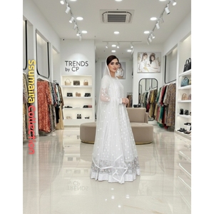 Collection SSUMAIRA - Élégante robe maxi pakistanaise en organza brodé blanc, style Salwar Kameez, longueur classique, luxe, Chikankari - Product Image 1