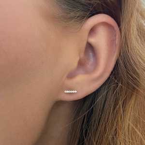 ต่างหูเพชรทรงแท่งขายส่ง ทอง 14k ทรงกลม เจียระไนแบบกลม เพชรเลี้ยงในห้องปฏิบัติการ ขนาดเล็ก ดีไซน์เรียบหรู แนวตั้ง มินิมอล คู่หนึ่ง ของขวัญจากผู้ผลิต - Product Image 2