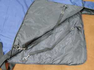 Couverture d'extérieur pour cheval Brand Zone, tissu Oxford 600D bleu, avec 2 sangles pour les pattes, col standard, toutes saisons, utilisation en extérieur, accessoires pour chevaux - Product Image 5
