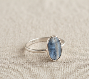 Anillo de Piedra Preciosa de Cianita Azul Ovalada Natural, Plata de Ley 925 Pura, Chapado en Oro Amarillo y Oro Rosa, Hecho a Mano, Cabujón Minimalista - Product Image 5